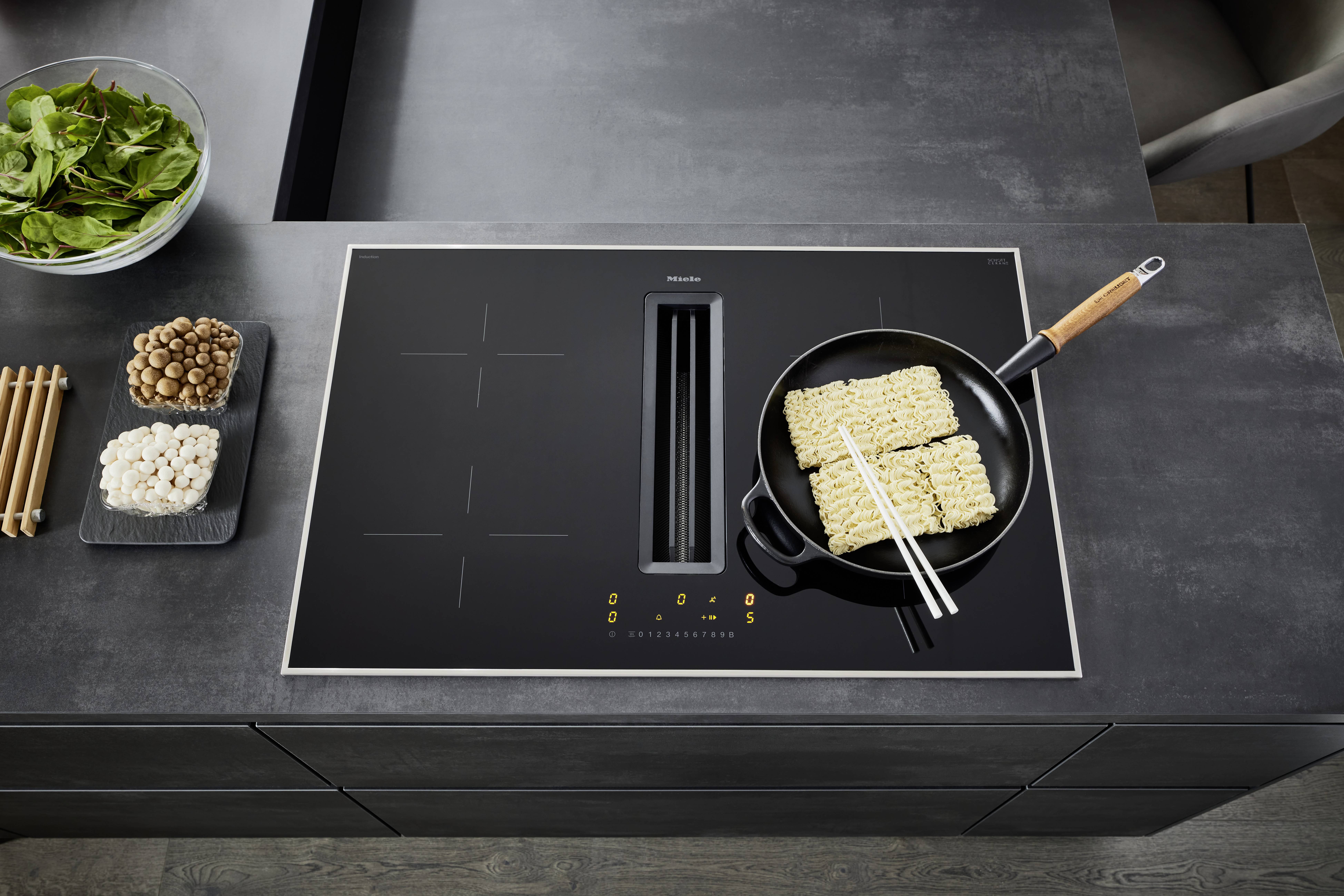 NOBILIA Japandi mit Miele Geräten - Fokus auf Kochfeld