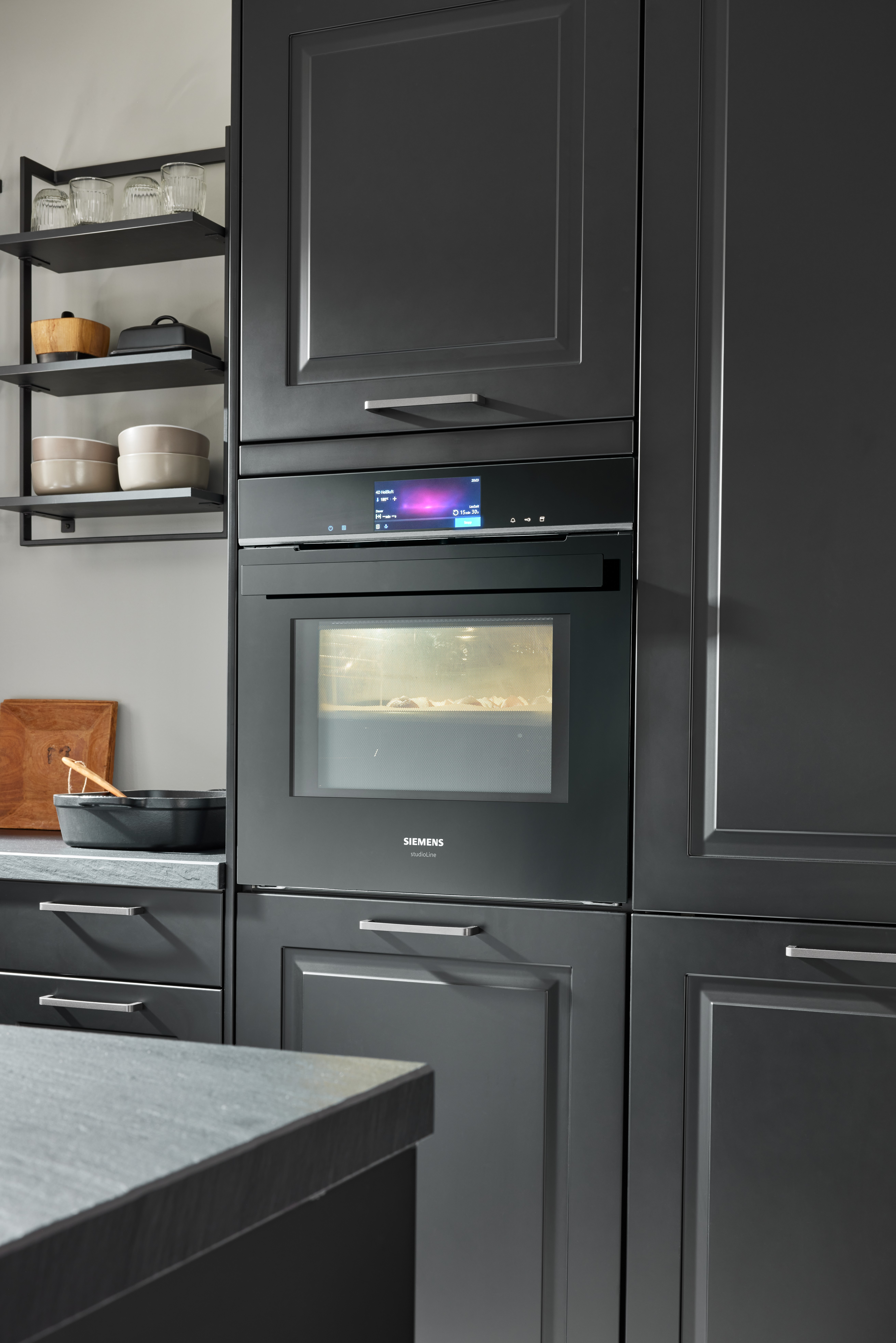 NOBILIA Sylt schwarz mit Siemens Geräten - Fokus auf Backofen