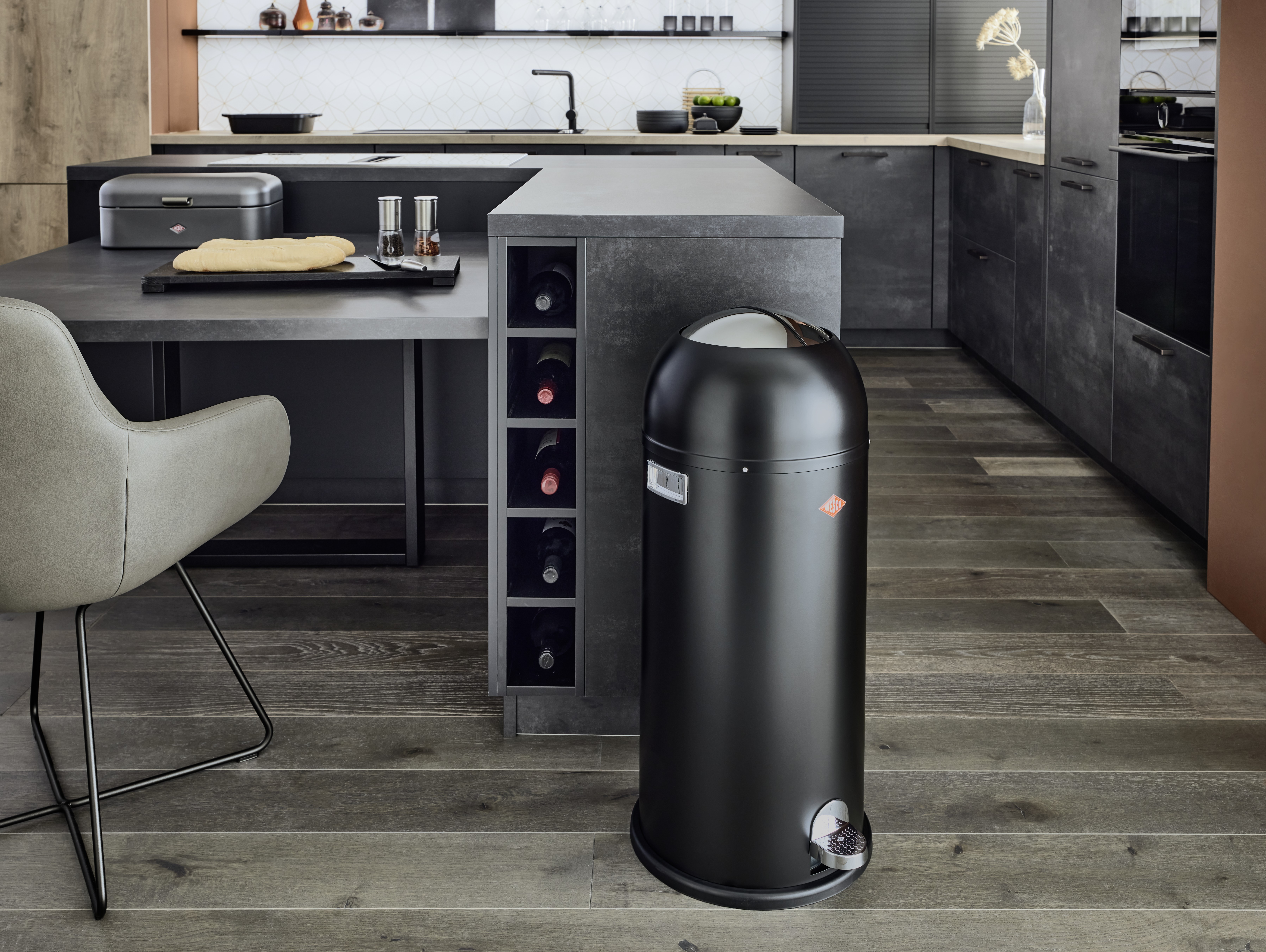 Moderne Küche mit schwarzem Mülleimer auf Holzboden, graue Möbel und Arbeitsplatte, Siemens Geräte, Wesco Mülleimer