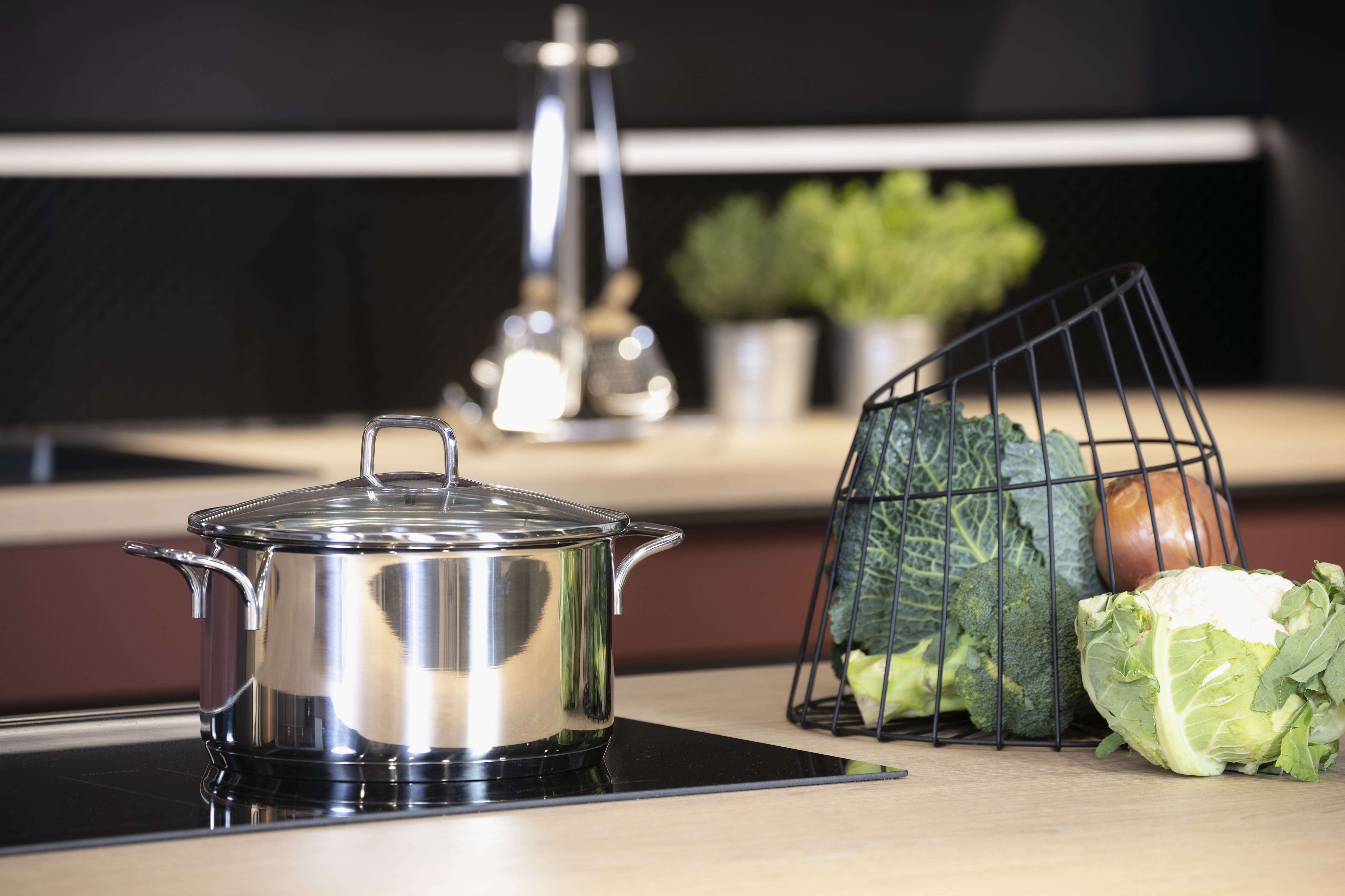 Kochkurs - Nobilia-Küche mit Kochtopf und Kohlkopf, Zwiebel und Blumenkohl