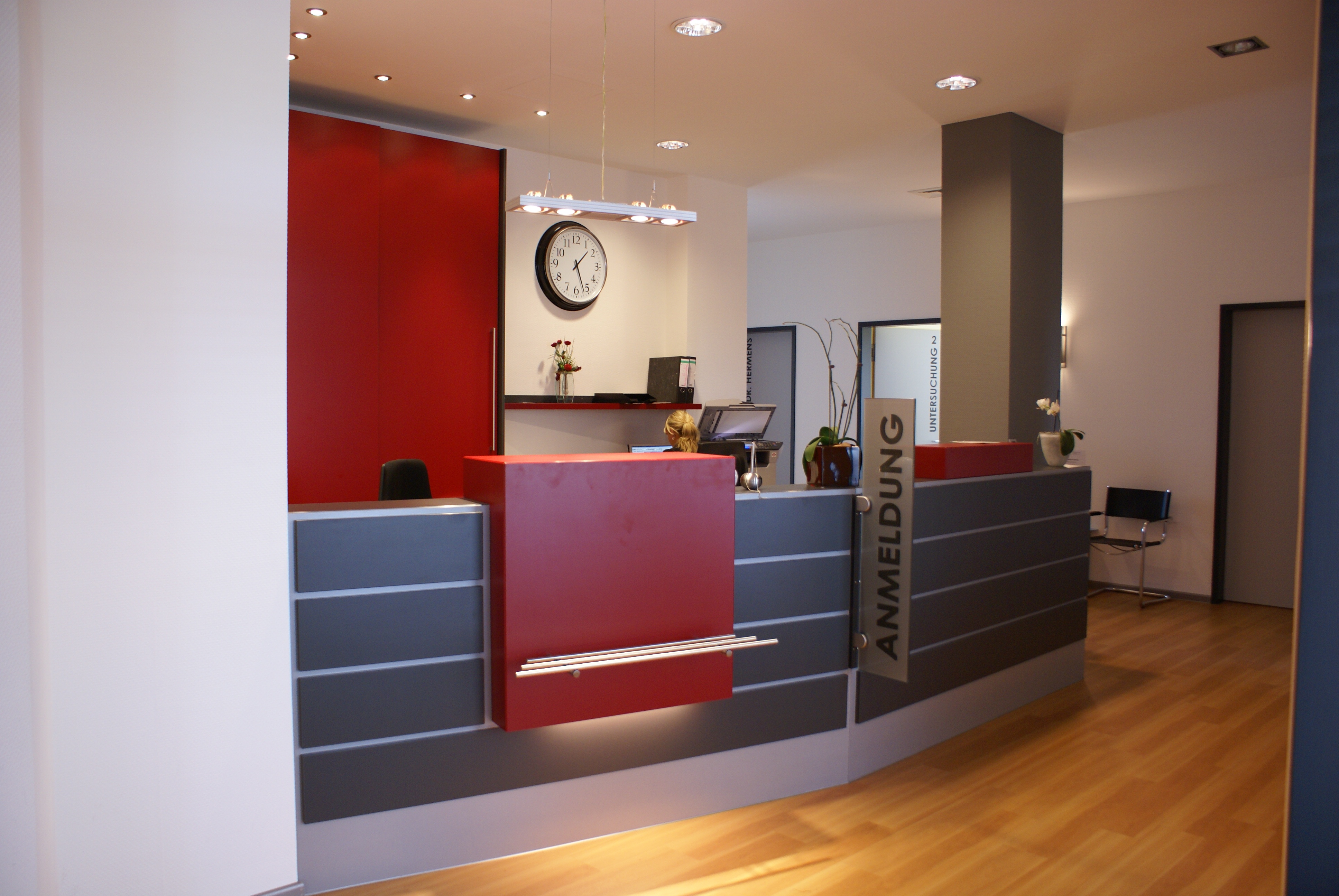 Möbel für den Büroempfang in Grau und Rot