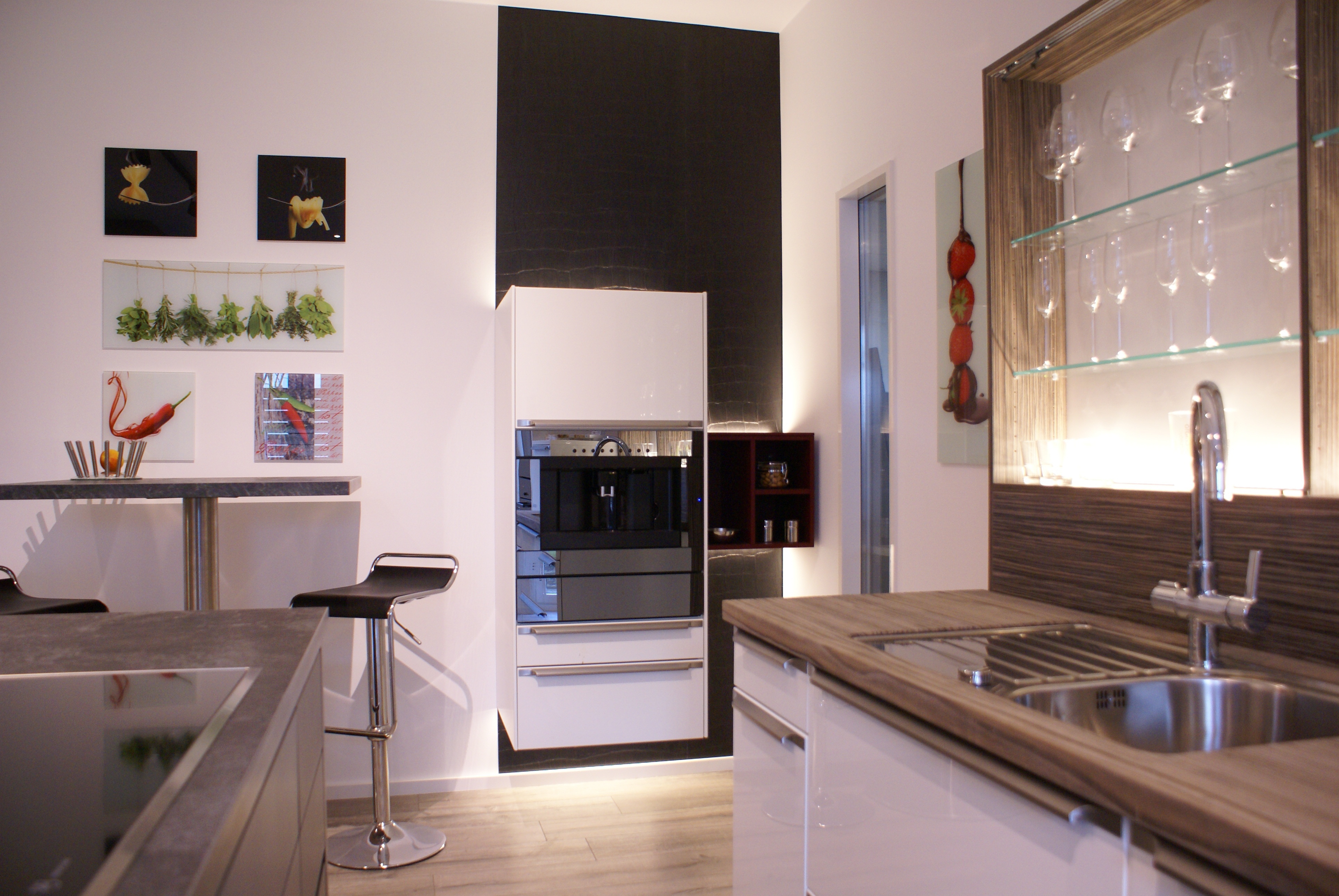 Einladender Bereich mit Küche, die mit einer V-Zug-Kaffeemaschine ausgerüstet ist