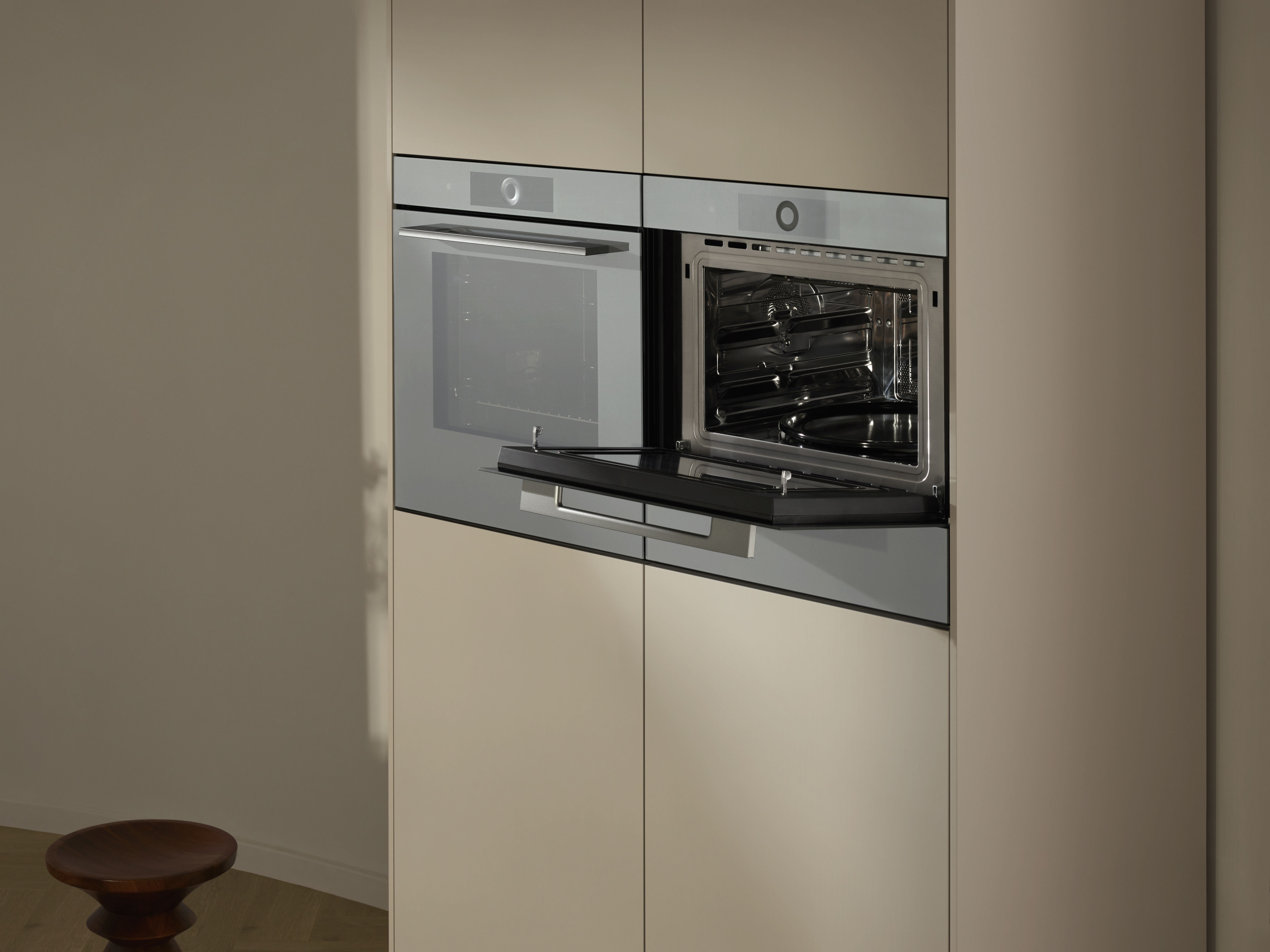 V-ZUG Mikrowelle geöffnet eingebaut neben Backofen