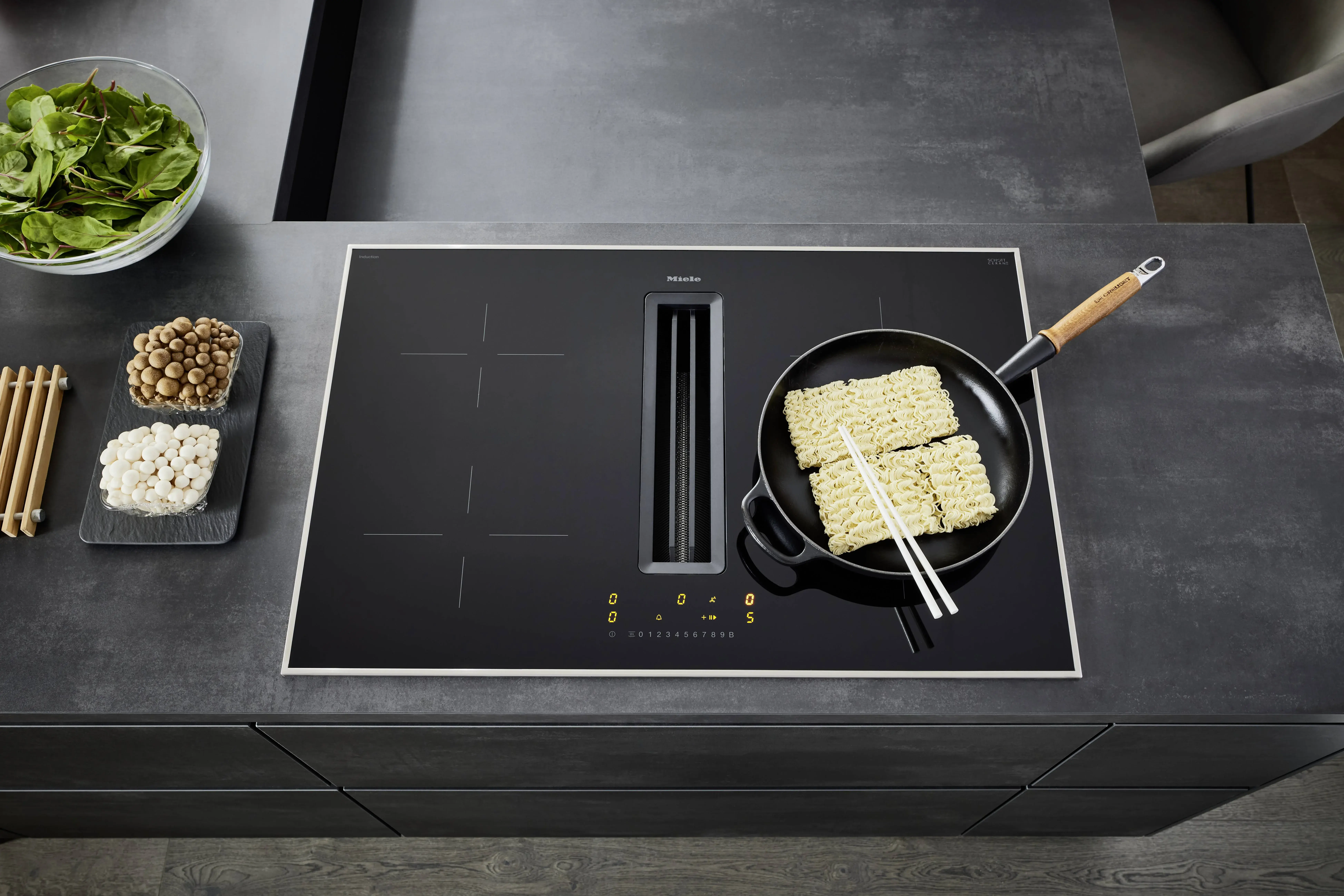 NOBILIA Japandi mit Miele Geräten - Fokus auf Kochfeld