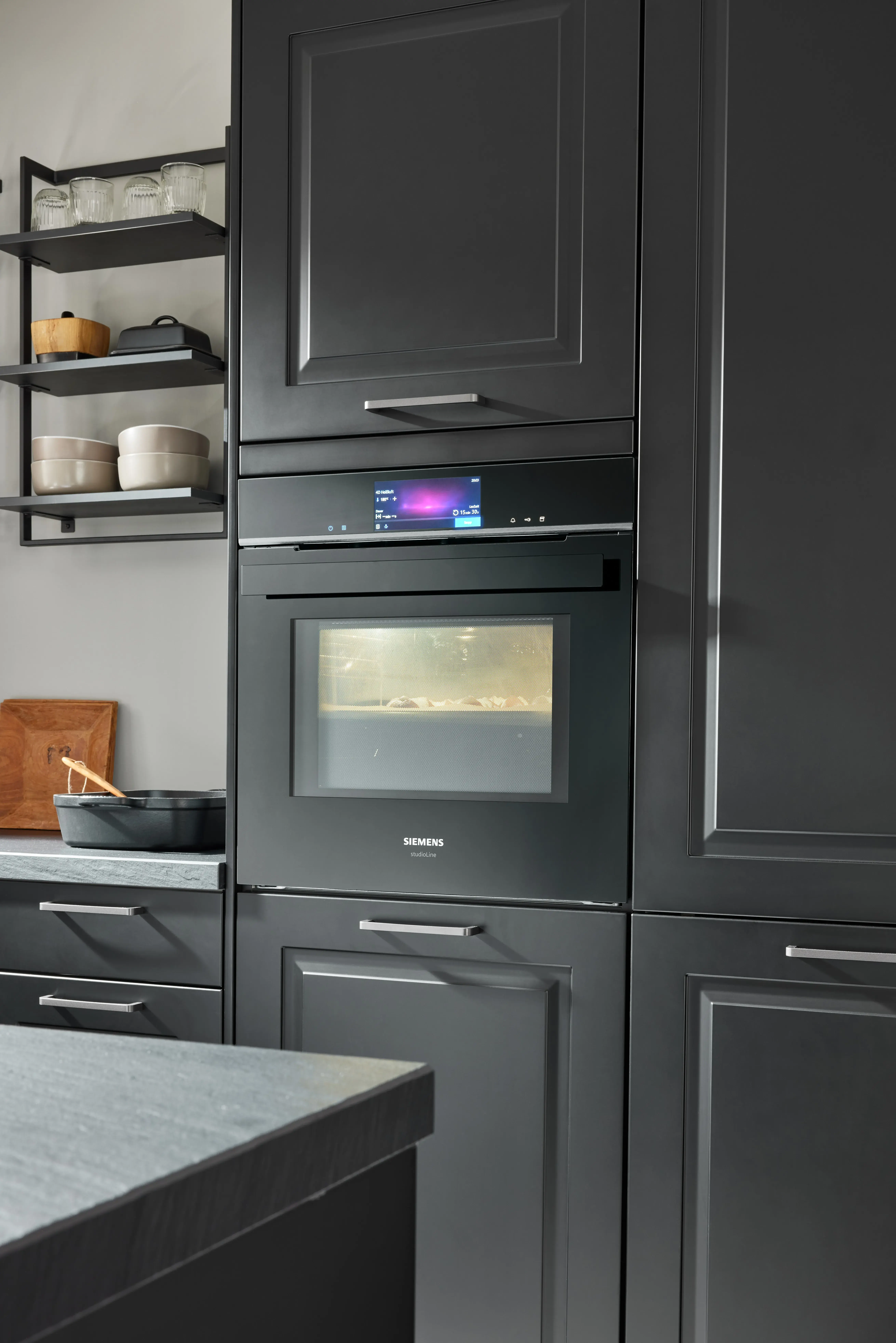 NOBILIA Sylt schwarz mit Siemens Geräten - Fokus auf Backofen