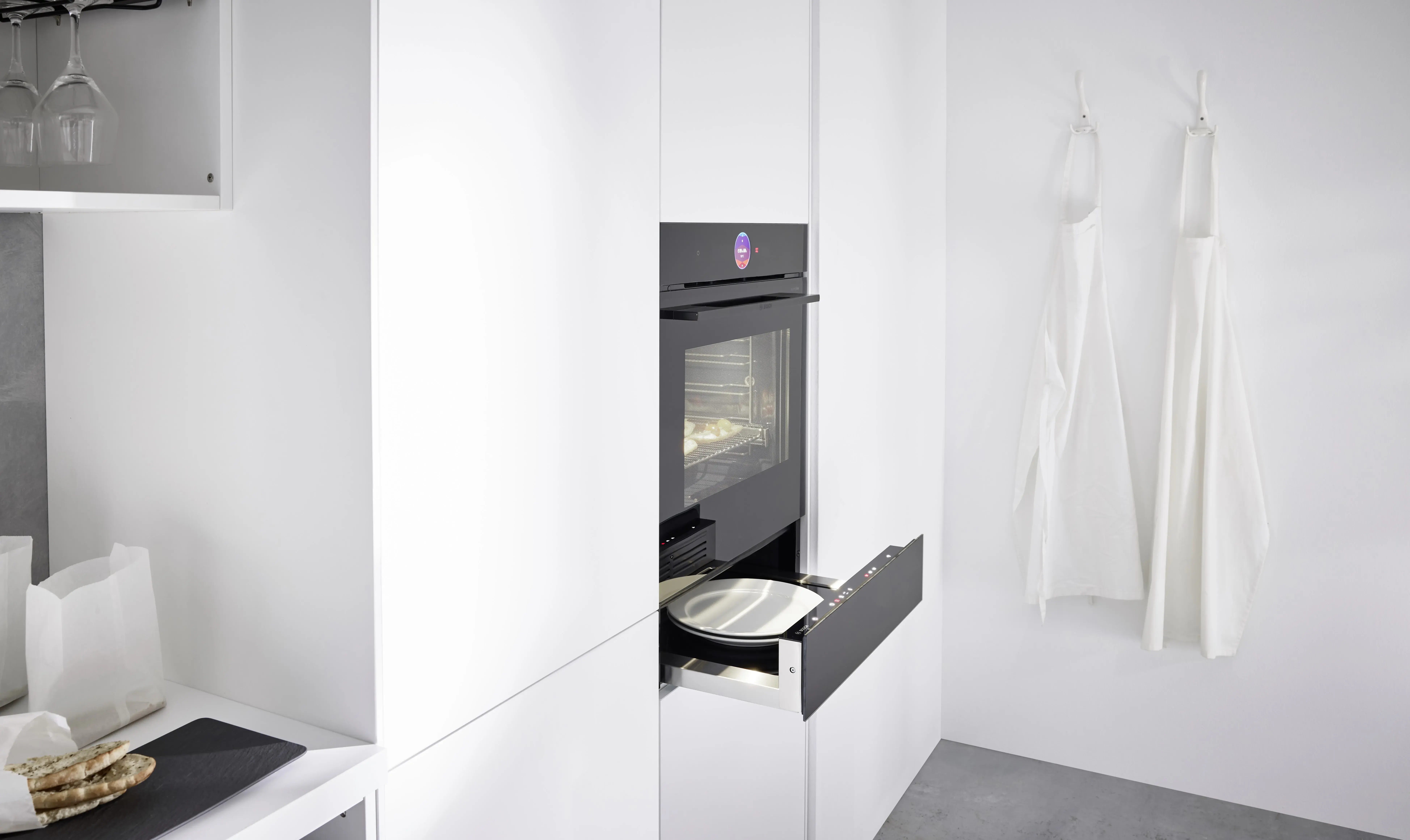 NOBILIA Alpinweiß mit Bosch Geräten - Fokus auf Backofen mit Wärmeschublade, Einbaugerät in schwarz mit digitaler Anzeige und Touch