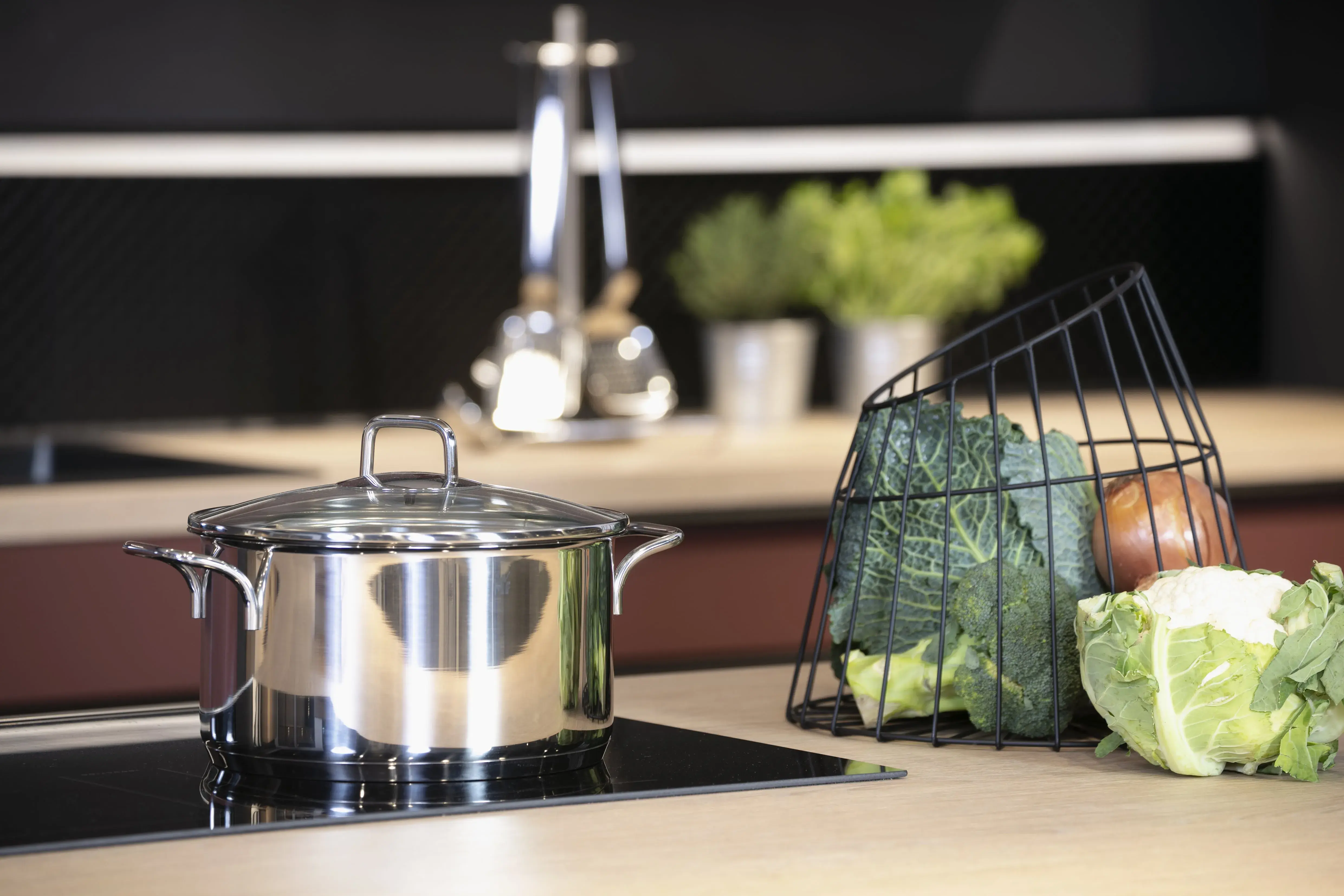 Kochkurs - Nobilia-Küche mit Kochtopf und Kohlkopf, Zwiebel und Blumenkohl