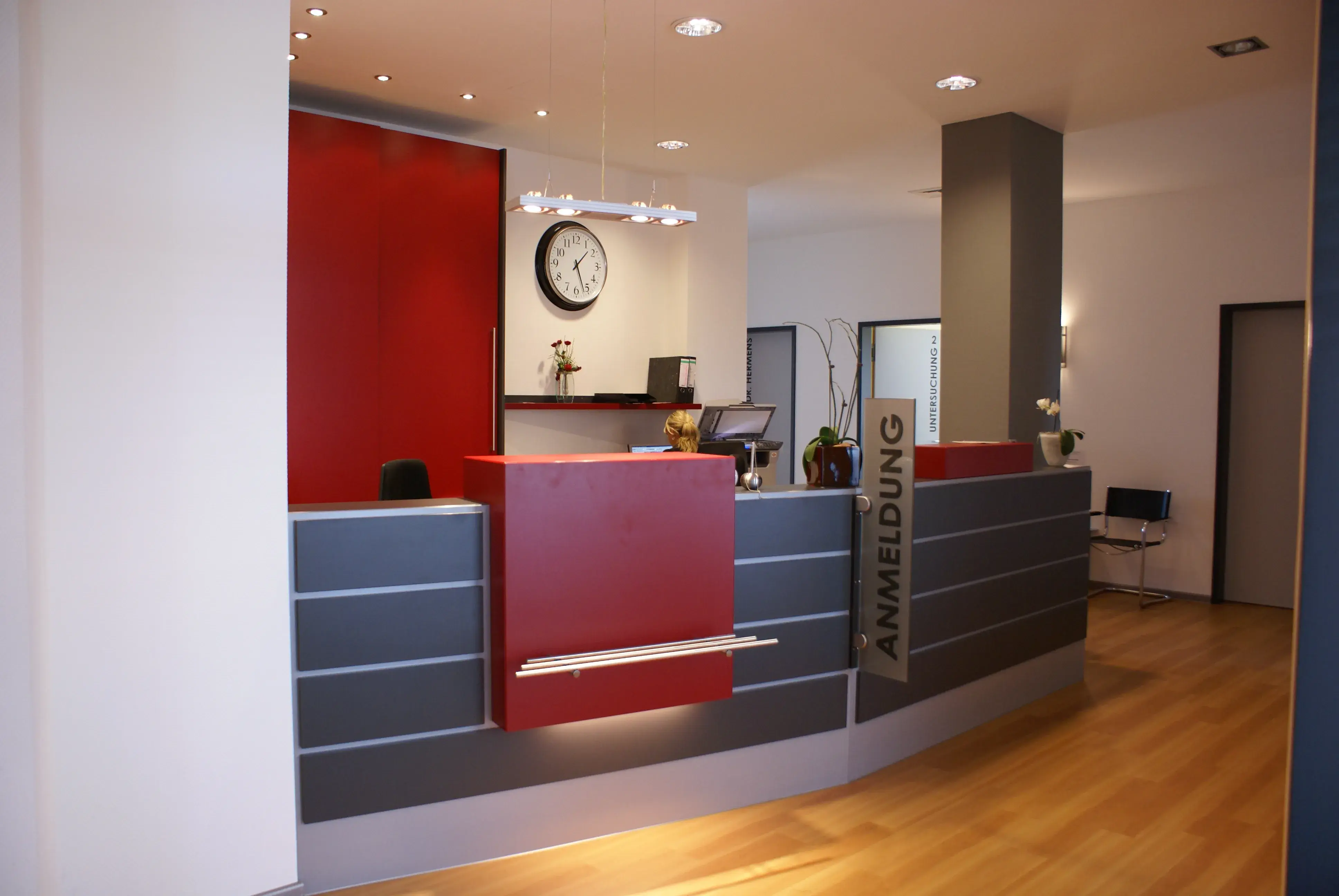 Möbel für den Büroempfang in Grau und Rot
