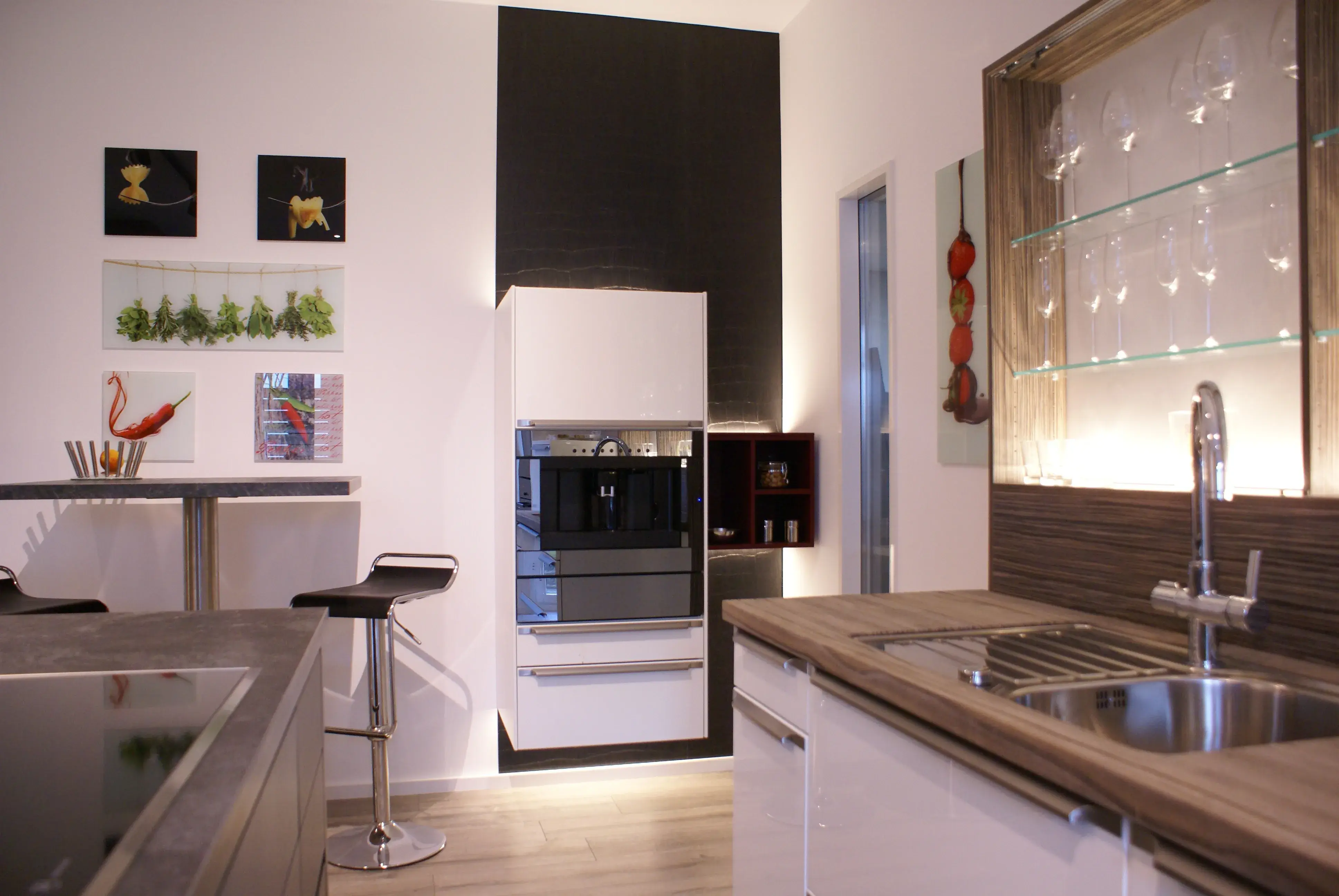 Einladender Bereich mit Küche, die mit einer V-Zug-Kaffeemaschine ausgerüstet ist