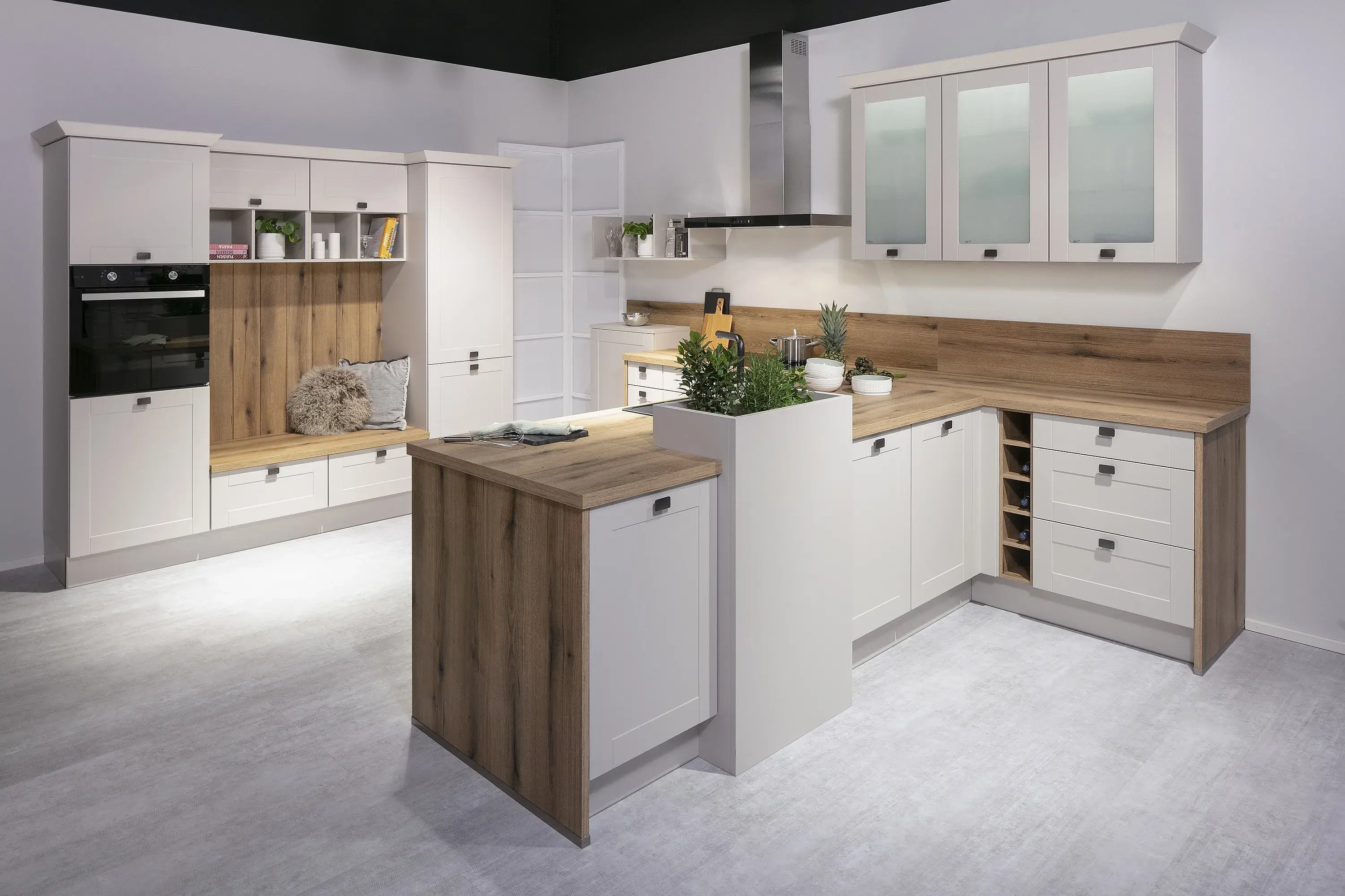 frei stehende Küchentheke mit integrierter Pflanzensäule